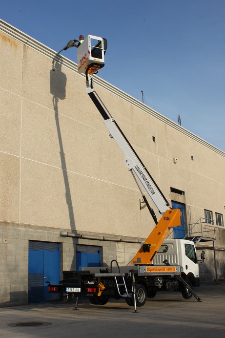trabajando con camion cesta